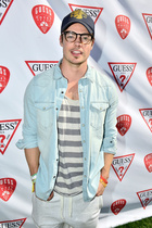 Josh Henderson : josh-henderson-1419877213.jpg