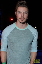 Josh Henderson : josh-henderson-1445805712.jpg