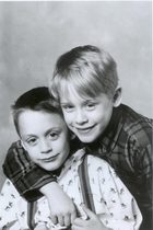 Macaulay Culkin : macaulay-culkin-1314375340.jpg