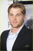 Mike Vogel : mike-vogel-1371487863.jpg