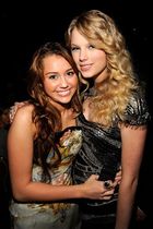 Miley Cyrus : TI4U_u1236053178.jpg