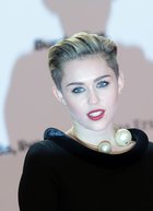 Miley Cyrus : miley-cyrus-1387071001.jpg