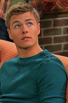 Peyton Meyer : peyton-meyer-1623788237.jpg