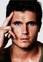 Robbie Amell : robbie-amell-1425146359.jpg