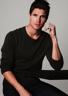 Robbie Amell : robbie-amell-1425146376.jpg