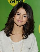 Selena Gomez : selena-gomez-1325106058.jpg