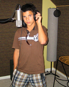 Taylor Lautner : TI4U_u1151342502.jpg