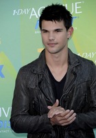 Taylor Lautner : taylor-lautner-1312825860.jpg