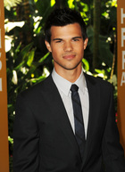 Taylor Lautner : taylor-lautner-1314900383.jpg