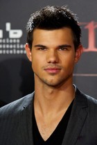 Taylor Lautner : taylor-lautner-1321576939.jpg