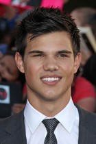 Taylor Lautner : taylor-lautner-1326396407.jpg