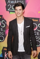 Taylor Lautner : taylor-lautner-1332612387.jpg