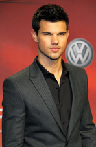 Taylor Lautner : taylor-lautner-1371520048.jpg