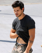 Taylor Lautner : taylor-lautner-1372264083.jpg