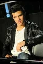 Taylor Lautner : taylor-lautner-1422707401.jpg