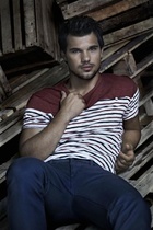 Taylor Lautner : taylor-lautner-1425932858.jpg