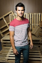 Taylor Lautner : taylor-lautner-1442786302.jpg