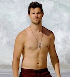 Taylor Lautner : taylor-lautner-1492464343.jpg