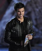 Taylor Lautner : taylor_lautner_1260851203.jpg