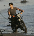 Taylor Lautner : taylor_lautner_1294538608.jpg