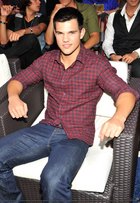 Taylor Lautner : taylor_lautner_1294847550.jpg