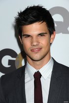 Taylor Lautner : taylor_lautner_1294847596.jpg