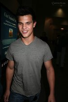 Taylor Lautner : taylor_lautner_1297988341.jpg