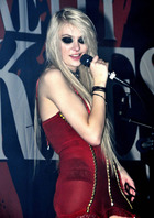 Taylor Momsen : taylor-momsen-1333649073.jpg