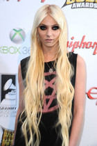 Taylor Momsen : taylor-momsen-1347267105.jpg