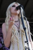 Taylor Momsen : taylor_momsen_1278976450.jpg