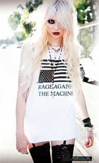 Taylor Momsen : taylor_momsen_1282492554.jpg