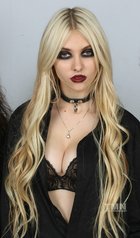 Taylor Momsen : taylor_momsen_1289925497.jpg