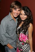 Zac Efron : TI4U_u1156023270.jpg