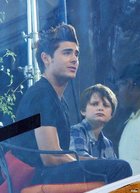 Zac Efron : TI4U_u1298512021.jpg