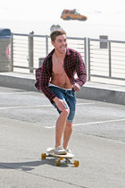 Zac Efron : zac-efron-1316582379.jpg