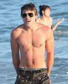 Zac Efron : zac-efron-1342719582.jpg