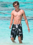 Zac Efron : zac-efron-1379615882.jpg