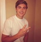 Zac Efron : zac-efron-1393342332.jpg