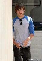 Zac Efron : zac_efron_1219159636.jpg