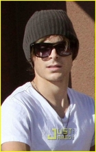 Zac Efron : zac_efron_1231552711.jpg