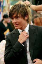 Zac Efron : zac_efron_1281800352.jpg