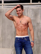 Zac Efron : zac_efron_1300386634.jpg