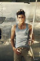 Zac Efron : zac_efron_1303878542.jpg